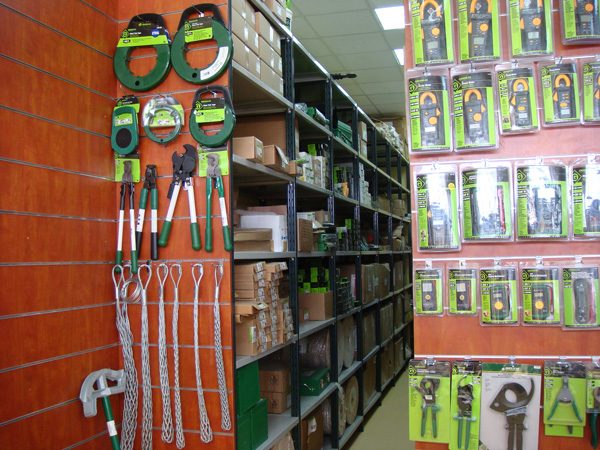 Bolt-Free Shelving